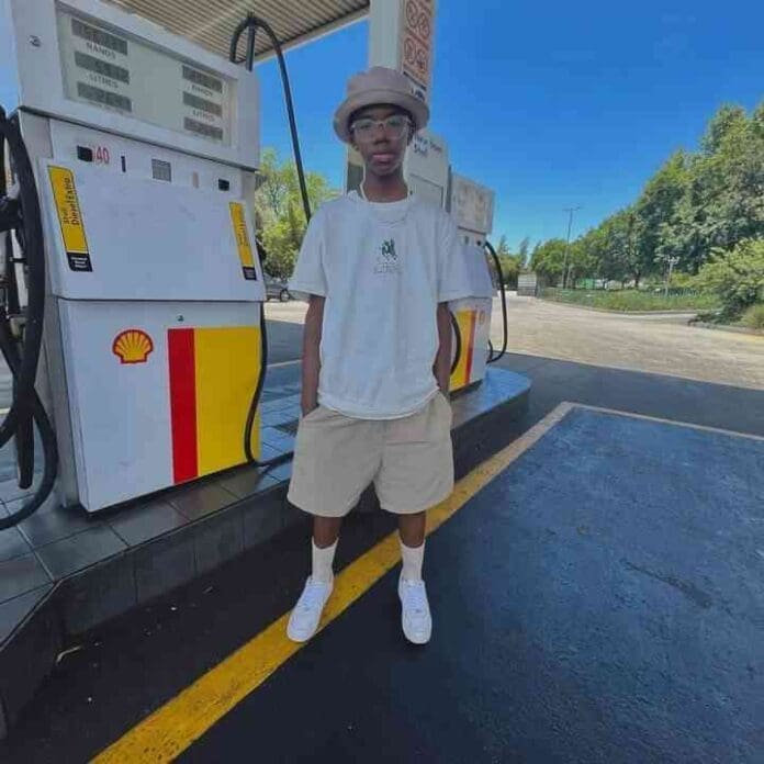 A man standing in front of a gas pump during the W4DE – Woza La event. A man standing in front of a gas pump during the W4DE – Woza La event.