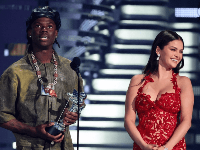 Keywords: Selena Gomez, Lil Wayne, MTV Music Awards
Modified Description: Selena Gomez and Lil Wayne perform at the MTV Music Awards. Keywords: Selena Gomez, Lil Wayne, MTV Music Awards
Modified Description: Selena Gomez and Lil Wayne perform at the MTV Music Awards.