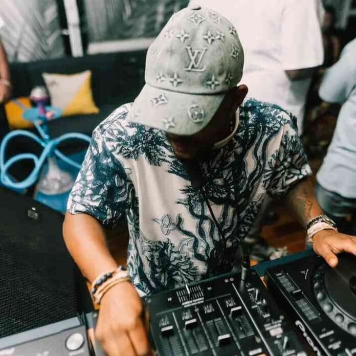 A man in a hat is djing at a party with Chronical Deep & LaTique – iNyuku. A man in a hat is djing at a party with Chronical Deep & LaTique – iNyuku.